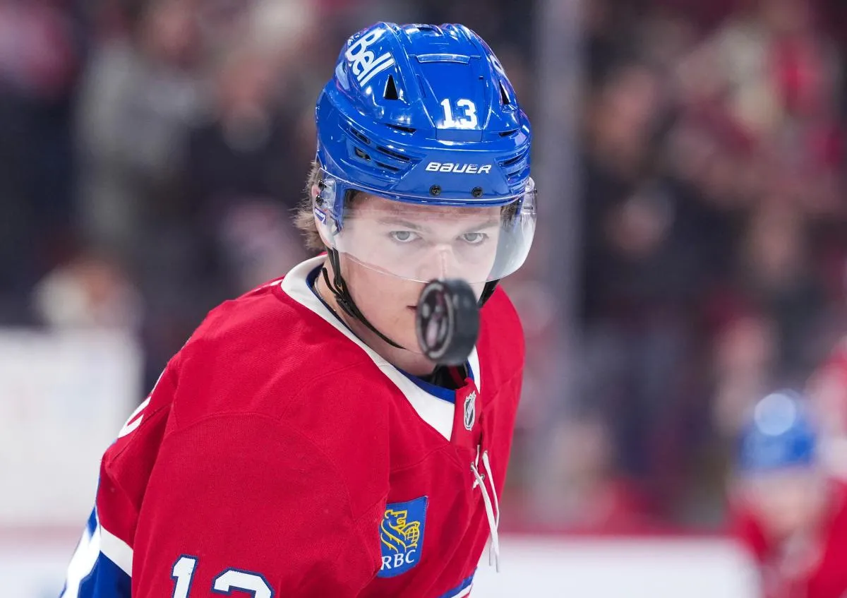 L'attaquant des Canadiens de Montr&eacute;al Cole Caufield (13) jongle avec une rondelle pendant l'&eacute;chauffement avant le match contre les Capitals de Washington au Centre Bell.