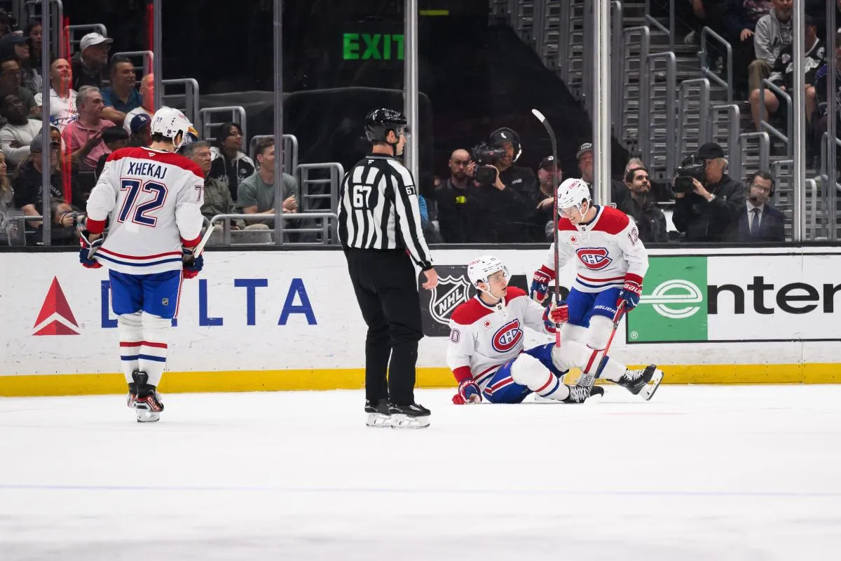 L'ailier gauche des Canadiens de Montr&eacute;al Juraj Slafkovsk&yacute; (20) est f&eacute;licit&eacute; par l'ailier droit Cole Caufield (13) apr&egrave;s avoir marqu&eacute; au cours de la deuxi&egrave;me p&eacute;riode contre les Kings de Los Angeles au Crypto.com Arena.