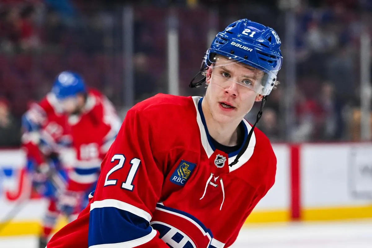 Le d&eacute;fenseur des Canadiens de Montr&eacute;al, Kaiden Guhle (21), observe l'&eacute;chauffement avant le match contre les Rangers de New York au Centre Bell.