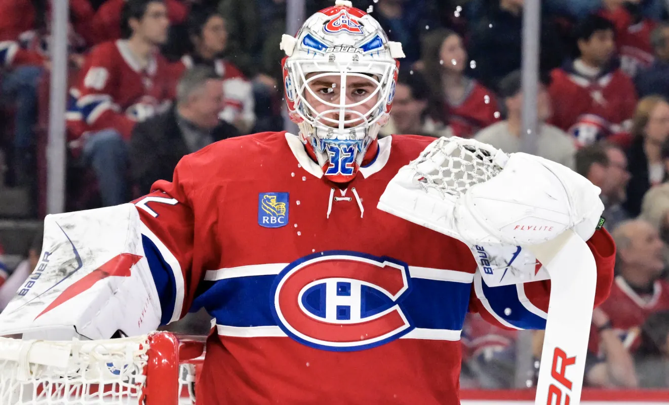 Le gardien de but des Canadiens de Montr&eacute;al, Jacob Fowler (32), prend une pause pendant la premi&egrave;re p&eacute;riode du match contre les Flames de Calgary au Centre Bell.