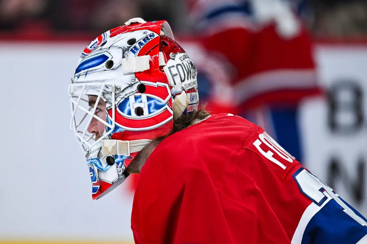 Le gardien des Canadiens de Montr&eacute;al Jacob Fowler (32) observe le match contre les Red Wings de D&eacute;troit pendant la deuxi&egrave;me p&eacute;riode au Centre Bell.
