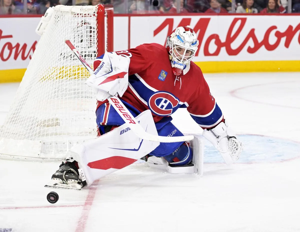 Le gardien des Canadiens de Montr&eacute;al, Jacob Fowler (32), effectue un arr&ecirc;t de la jambi&egrave;re durant la troisi&egrave;me p&eacute;riode du match contre les Penguins de Pittsburgh au Centre Bell.