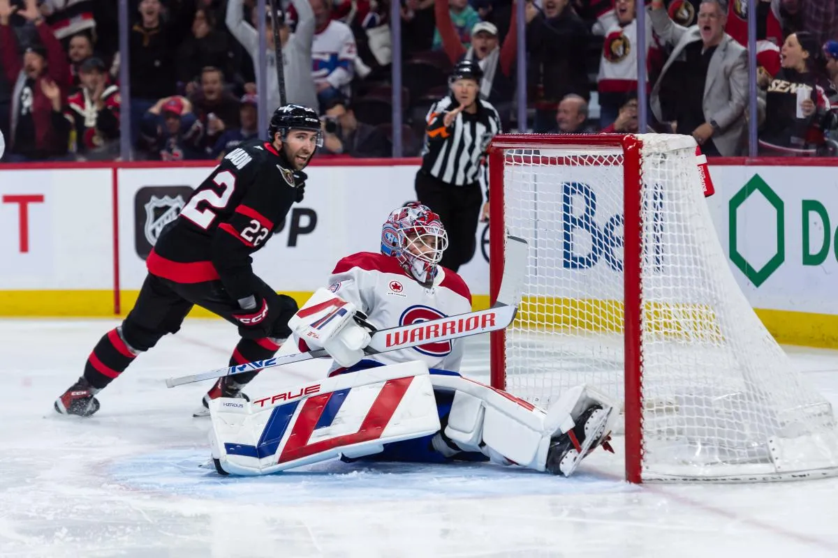 L'ailier droit des S&eacute;nateurs d'Ottawa, Michael Amadio (22), d&eacute;passe le gardien des Canadiens de Montr&eacute;al, Sam Montembeault (35), apr&egrave;s un but marqu&eacute; par le centre des S&eacute;nateurs, Dylan Cozens (non visible sur la photo), en premi&egrave;re p&eacute;riode au Centre Canadian Tire.