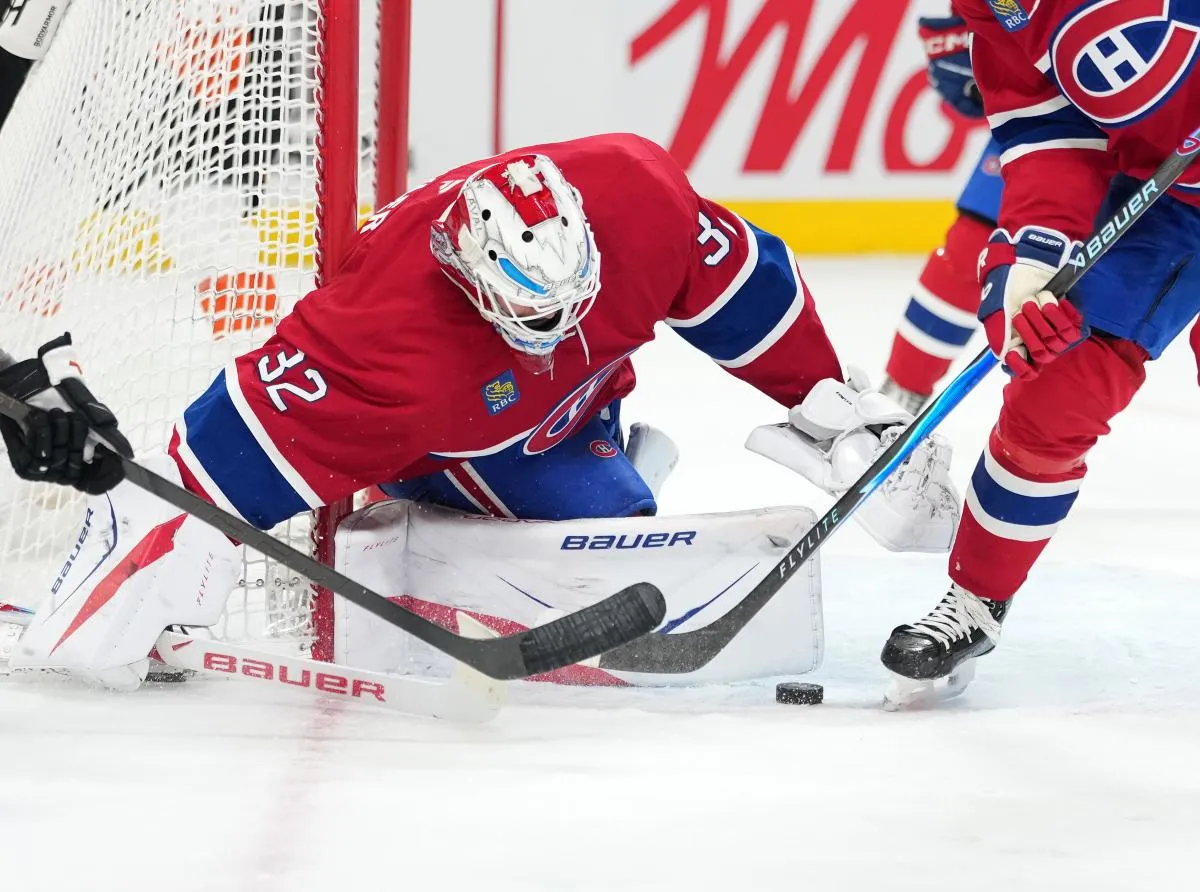 Le gardien de but des Canadiens de Montr&eacute;al, Jacob Fowler (32), tente d'attraper la rondelle pendant la deuxi&egrave;me p&eacute;riode du match contre les Flyers de Philadelphie au Centre Bell.