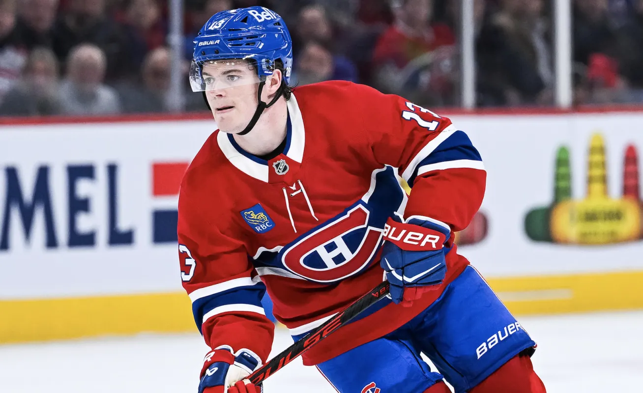 L'ailier droit des Canadiens de Montr&eacute;al, Cole Caufield (13), joue le palet contre les Islanders de New York pendant les prolongations au Centre Bell.