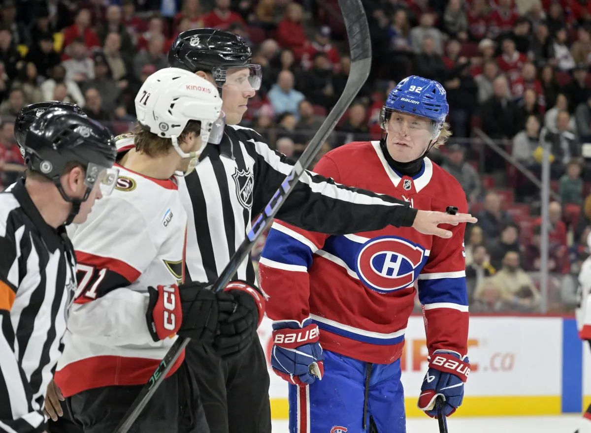L'attaquant des S&eacute;nateurs d'Ottawa Ridly Greig (71) et l'attaquant des Canadiens de Montr&eacute;al Patrik Laine (92) &eacute;changent quelques mots pendant la premi&egrave;re p&eacute;riode au Centre Bell.