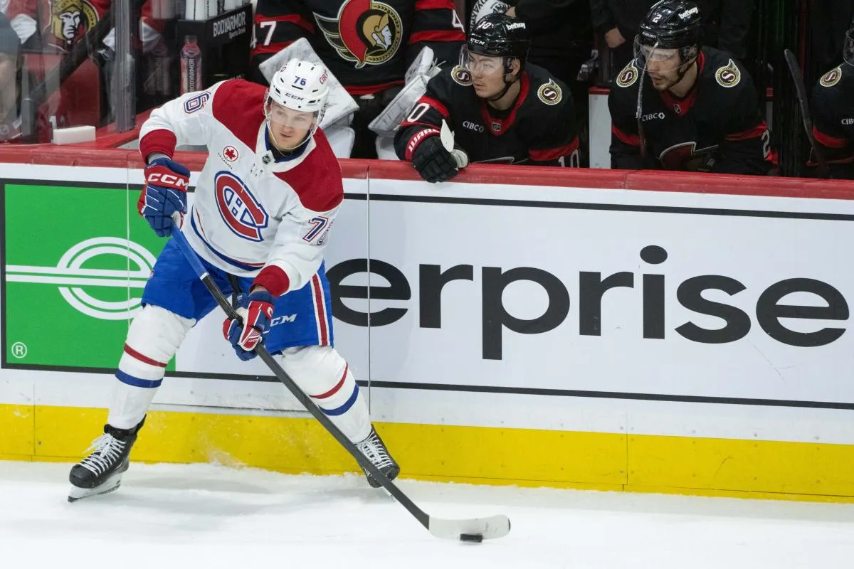 Zachary Bolduc (76), ailier droit des Canadiens de Montr&eacute;al, d&eacute;place la rondelle au cours de la troisi&egrave;me p&eacute;riode contre les S&eacute;nateurs d'Ottawa au Centre Canadian Tire.