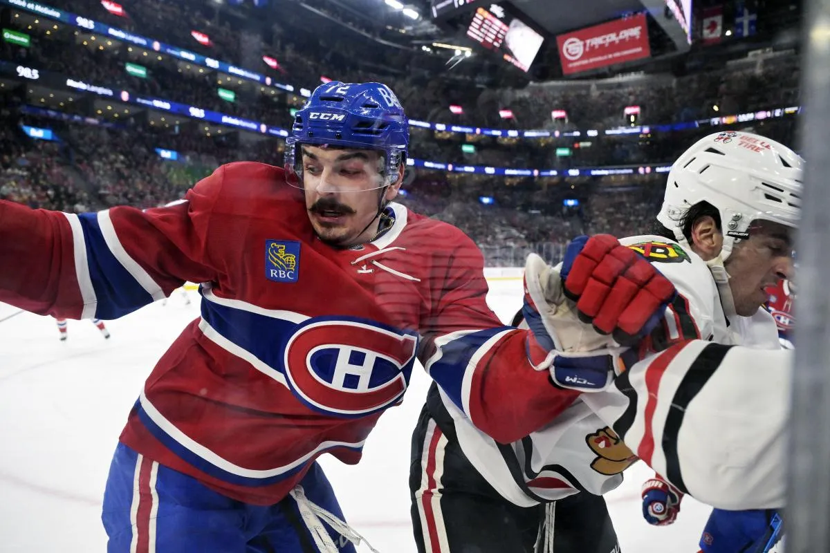 Le d&eacute;fenseur des Canadiens de Montr&eacute;al Arber Xhekaj (72) charge l'attaquant des Blackhawks de Chicago Ryan Greene (20) au cours de la deuxi&egrave;me p&eacute;riode au Centre Bell.