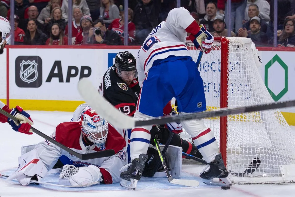 L'ailier droit des S&eacute;nateurs d'Ottawa, Drake Batherson (19), se voit refuser un but par le gardien des Canadiens de Montr&eacute;al, Jacob Fowler (32), lors de la premi&egrave;re p&eacute;riode au Canadian Tire Centre.