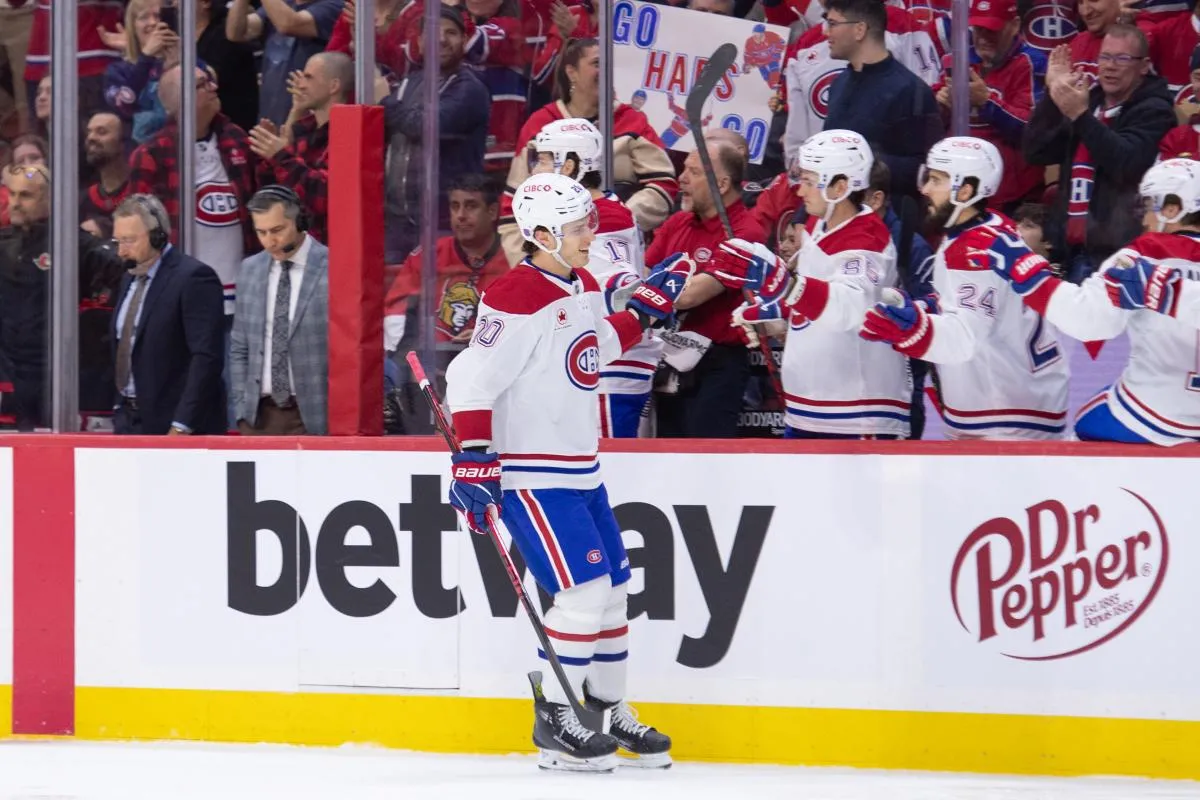 L'ailier gauche des Canadiens de Montr&eacute;al, Juraj Slafkovsky (20), c&eacute;l&egrave;bre avec son &eacute;quipe son but marqu&eacute; en premi&egrave;re p&eacute;riode contre les S&eacute;nateurs d'Ottawa au Canadian Tire Centre.