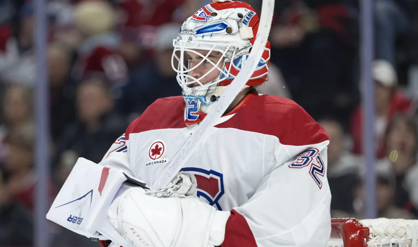 Le gardien de but des Canadiens de Montr&eacute;al, Jacob Fowler (32), regarde la glace avant le d&eacute;but du match contre les S&eacute;nateurs d'Ottawa au Centre Canadian Tire.