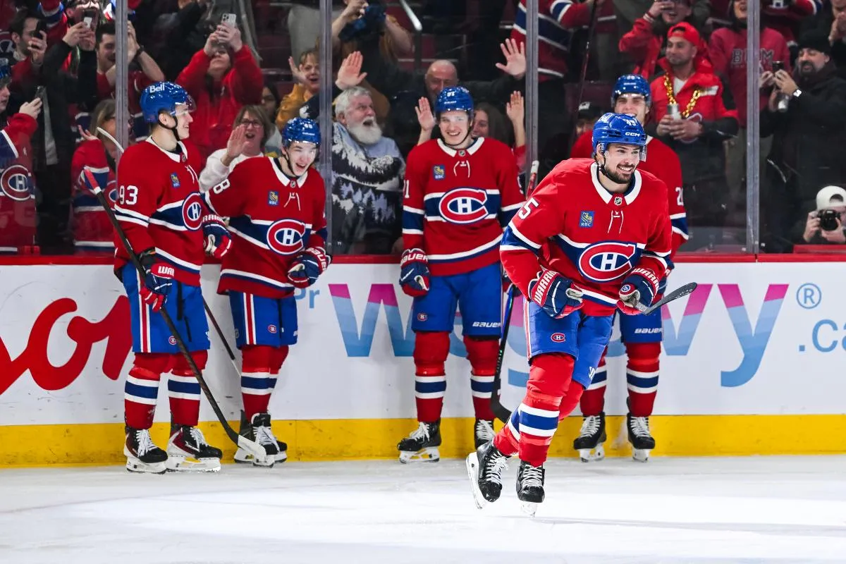 Le d&eacute;fenseur des Canadiens de Montr&eacute;al, Alexandre Carrier (45), retourne au banc apr&egrave;s avoir c&eacute;l&eacute;br&eacute; avec ses co&eacute;quipiers son deuxi&egrave;me but du match contre les Canucks de Vancouver en deuxi&egrave;me p&eacute;riode au Centre Bell.