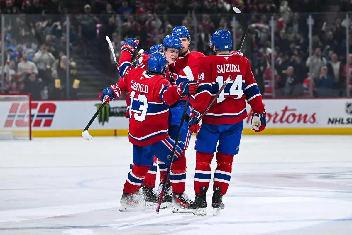 Le d&eacute;fenseur des Canadiens de Montr&eacute;al, Kaiden Guhle (21), c&eacute;l&egrave;bre avec ses co&eacute;quipiers son but contre les Hurricanes de la Caroline en premi&egrave;re p&eacute;riode au Centre Bell.