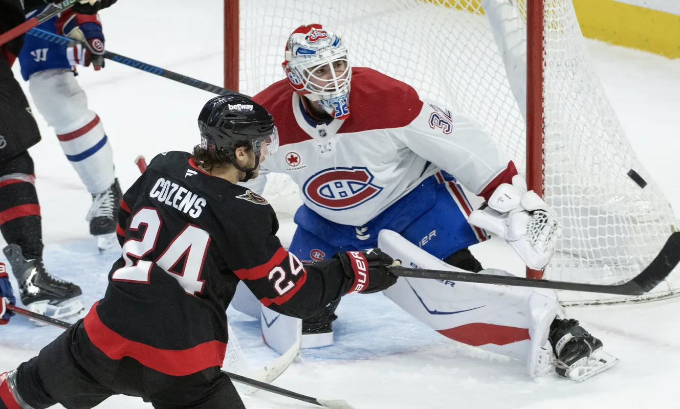 Le gardien des Canadiens de Montr&eacute;al Jacob Fowler (32) effectue un arr&ecirc;t devant le centre des S&eacute;nateurs d'Ottawa Dylan Cozens (24) au cours de la troisi&egrave;me p&eacute;riode au Canadian Tire Centre.