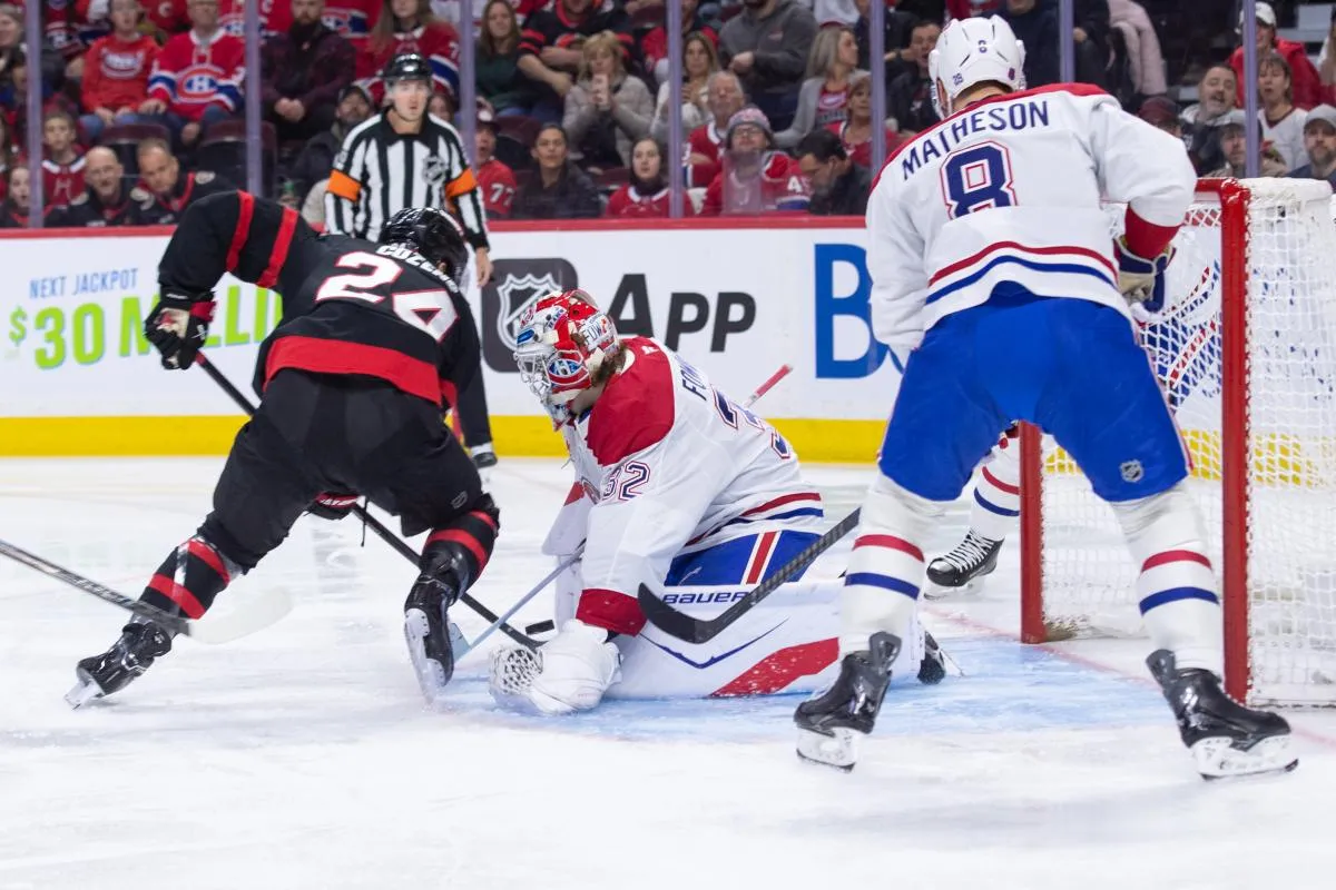Le gardien des Canadiens de Montr&eacute;al Jacob Fowler (32) effectue un arr&ecirc;t sur un tir du centre des S&eacute;nateurs d'Ottawa Dylan Cozens (24) au cours de la premi&egrave;re p&eacute;riode au Canadian Tire Centre.