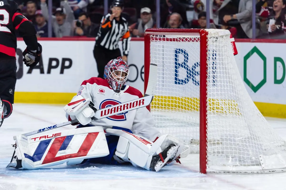 Le gardien des Canadiens de Montr&eacute;al, Sam Montembeault (35), ne parvient pas &agrave; arr&ecirc;ter un tir au but en premi&egrave;re p&eacute;riode contre les S&eacute;nateurs d'Ottawa au Centre Canadian Tire.