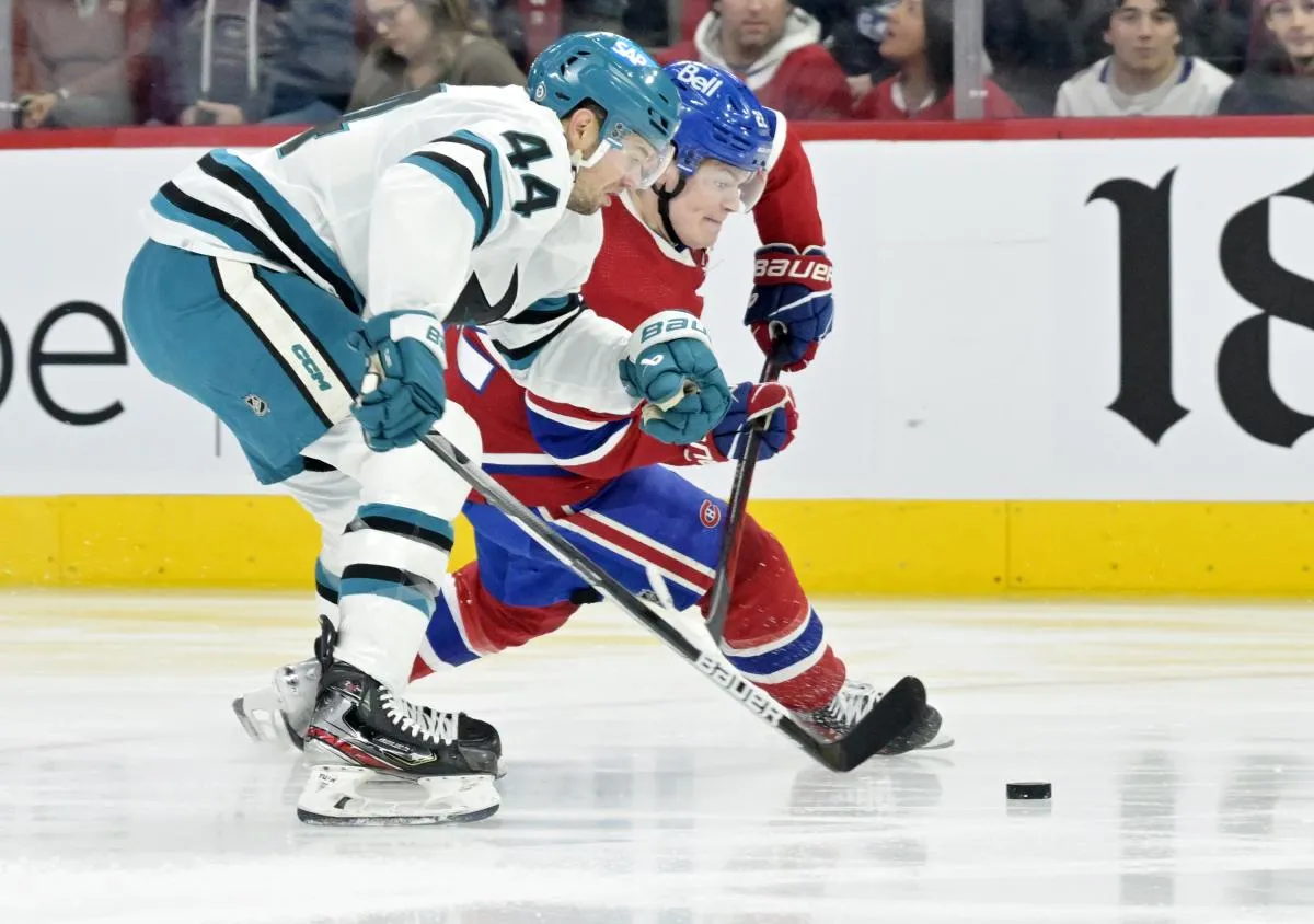 le d&eacute;fenseur des Sharks de San Jose, Marc-&Eacute;douard Vlasic (44), met en &eacute;chec l'attaquant des Canadiens de Montr&eacute;al, Cole Caufield (22), durant la premi&egrave;re p&eacute;riode au Centre Bell.