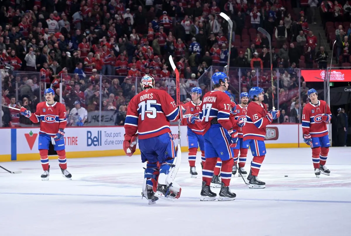 Le gardien des Canadiens de Montr&eacute;al, Jakub Dobes (75), c&eacute;l&egrave;bre avec ses co&eacute;quipiers apr&egrave;s avoir battu les Maple Leafs de Toronto au cours de la troisi&egrave;me p&eacute;riode au Centre Bell.
