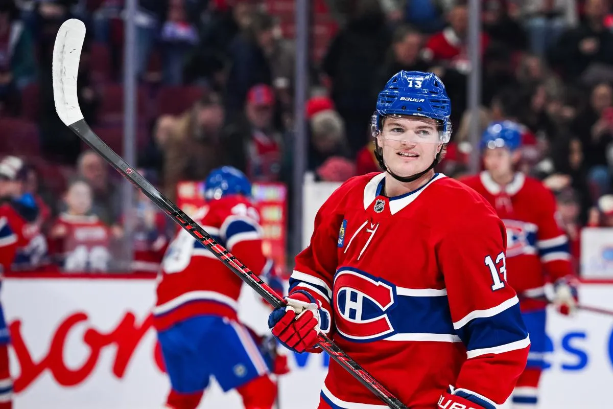 Cole Caufield (13), l'ailier droit des Canadiens de Montr&eacute;al, observe l'&eacute;chauffement avant le match contre les Islanders de New York au Centre Bell.