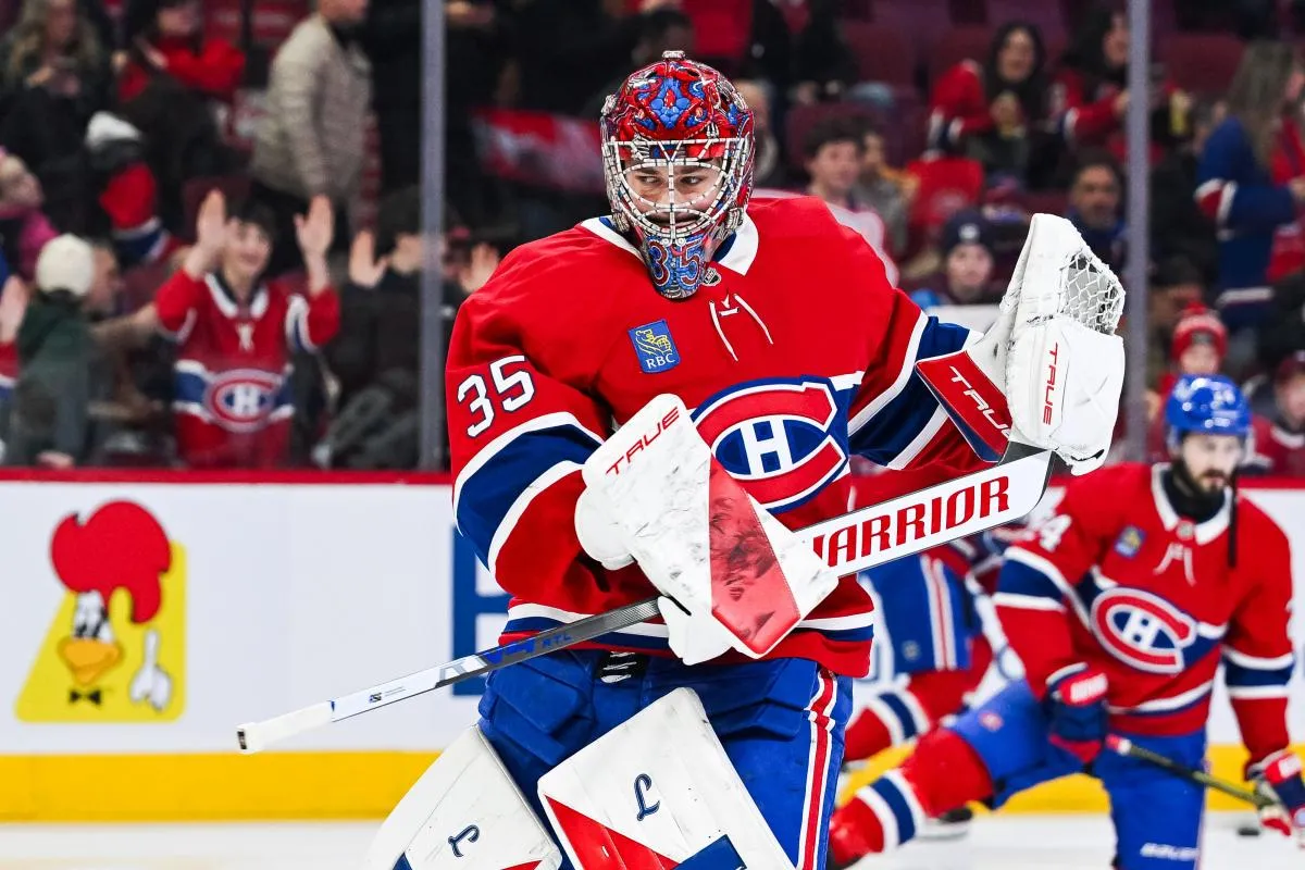 Le gardien des Canadiens de Montr&eacute;al, Samuel Montembeault (35), observe l'&eacute;chauffement avant le match contre les Islanders de New York au Centre Bell.