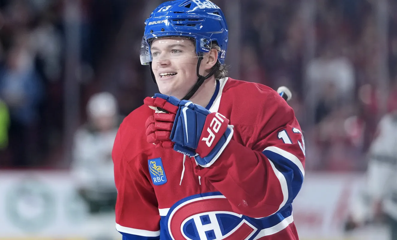 L'attaquant des Canadiens de Montr&eacute;al, Cole Caufield (13), c&eacute;l&egrave;bre apr&egrave;s avoir marqu&eacute; un but contre le Wild du Minnesota au cours de la troisi&egrave;me p&eacute;riode au Centre Bell