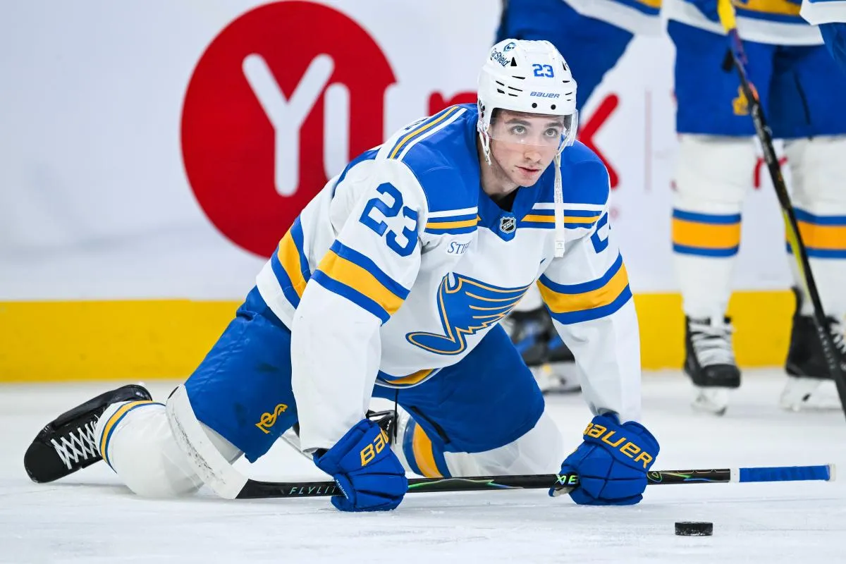 Logan Mailloux (23), d&eacute;fenseur des Blues de Saint-Louis, s'&eacute;tire sur la glace pendant l'&eacute;chauffement pr&eacute;c&eacute;dant le match contre les Canadiens de Montr&eacute;al au Centre Bell.