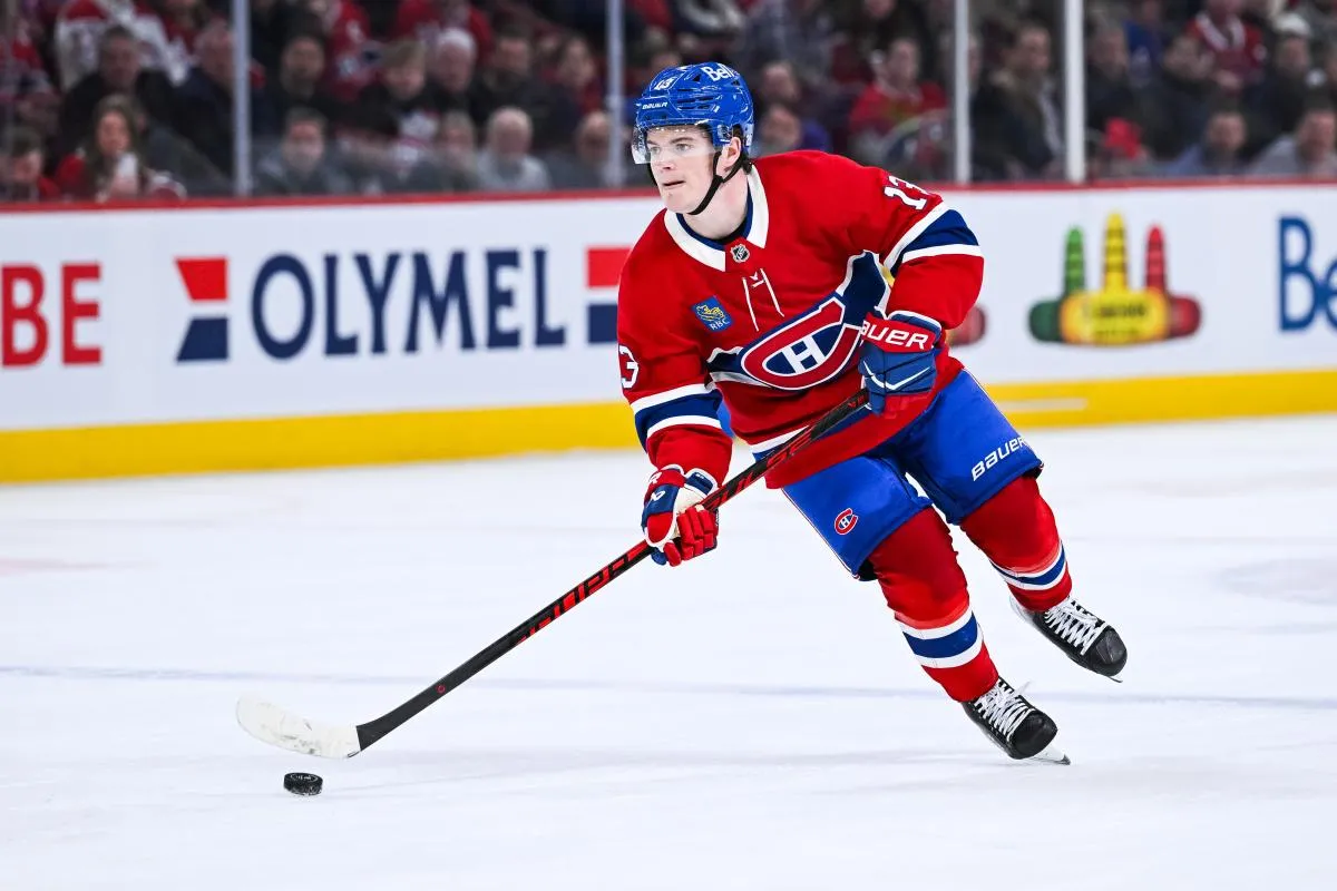 Cole Caufield (13), l'ailier droit des Canadiens de Montr&eacute;al, joue la rondelle face aux Islanders de New York lors de la prolongation au Centre Bell.