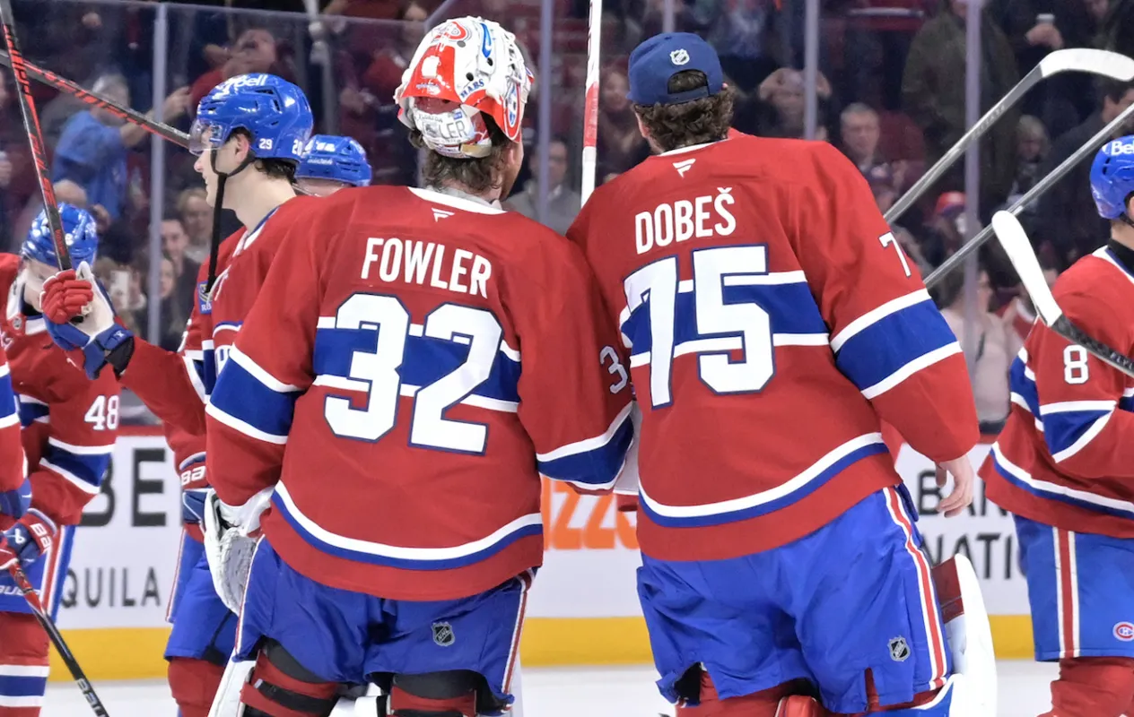 Les joueurs des Canadiens de Montr&eacute;al, dont les gardiens Jacob Fowler (32) et Jakub Dobes (75), c&eacute;l&egrave;brent leur victoire contre les Flames de Calgary au Centre Bell.