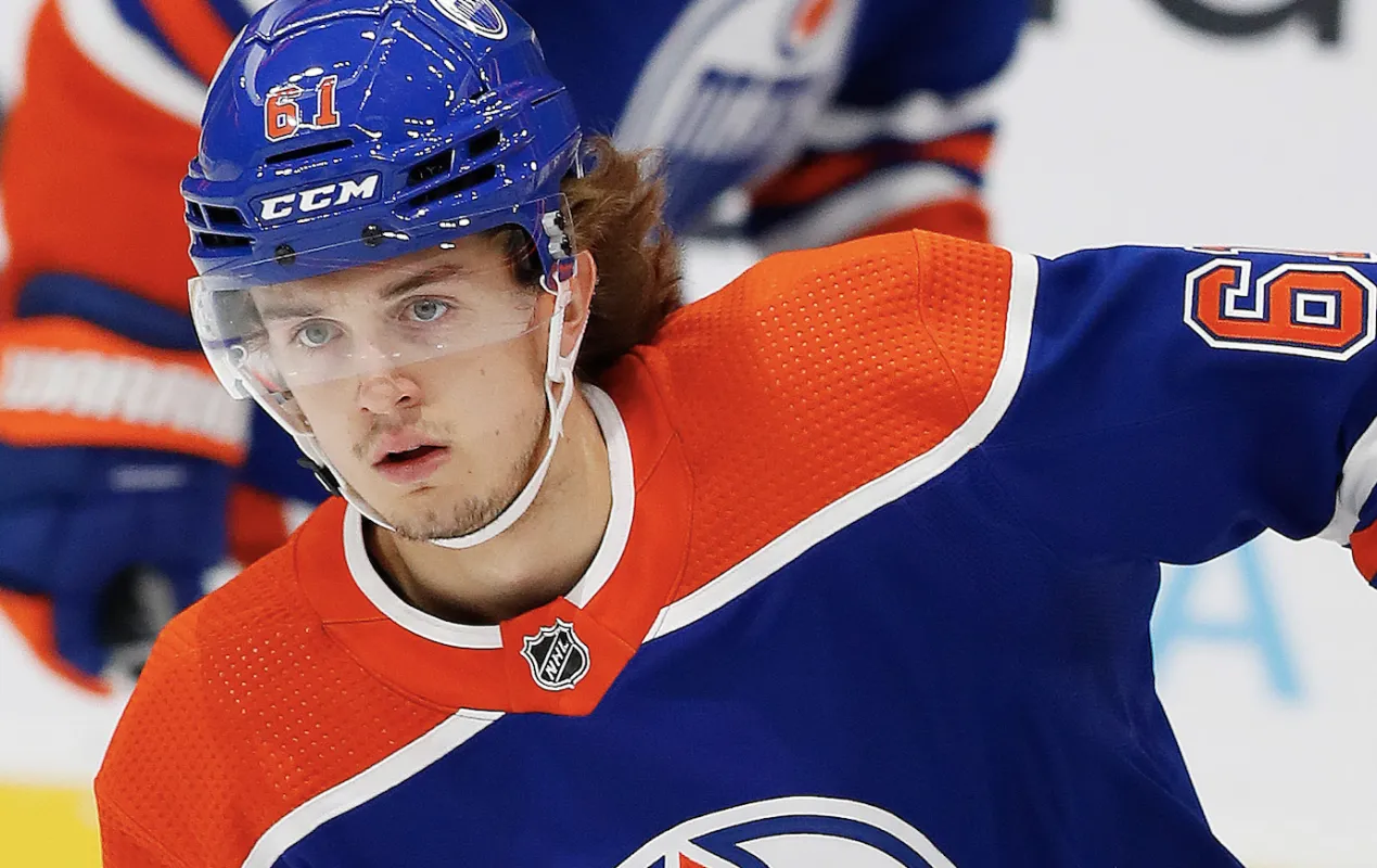 Jake Chiasson (61), attaquant des Oilers d'Edmonton, patine lors d'un match de pr&eacute;-saison contre les Jets de Winnipeg au Rogers Place.