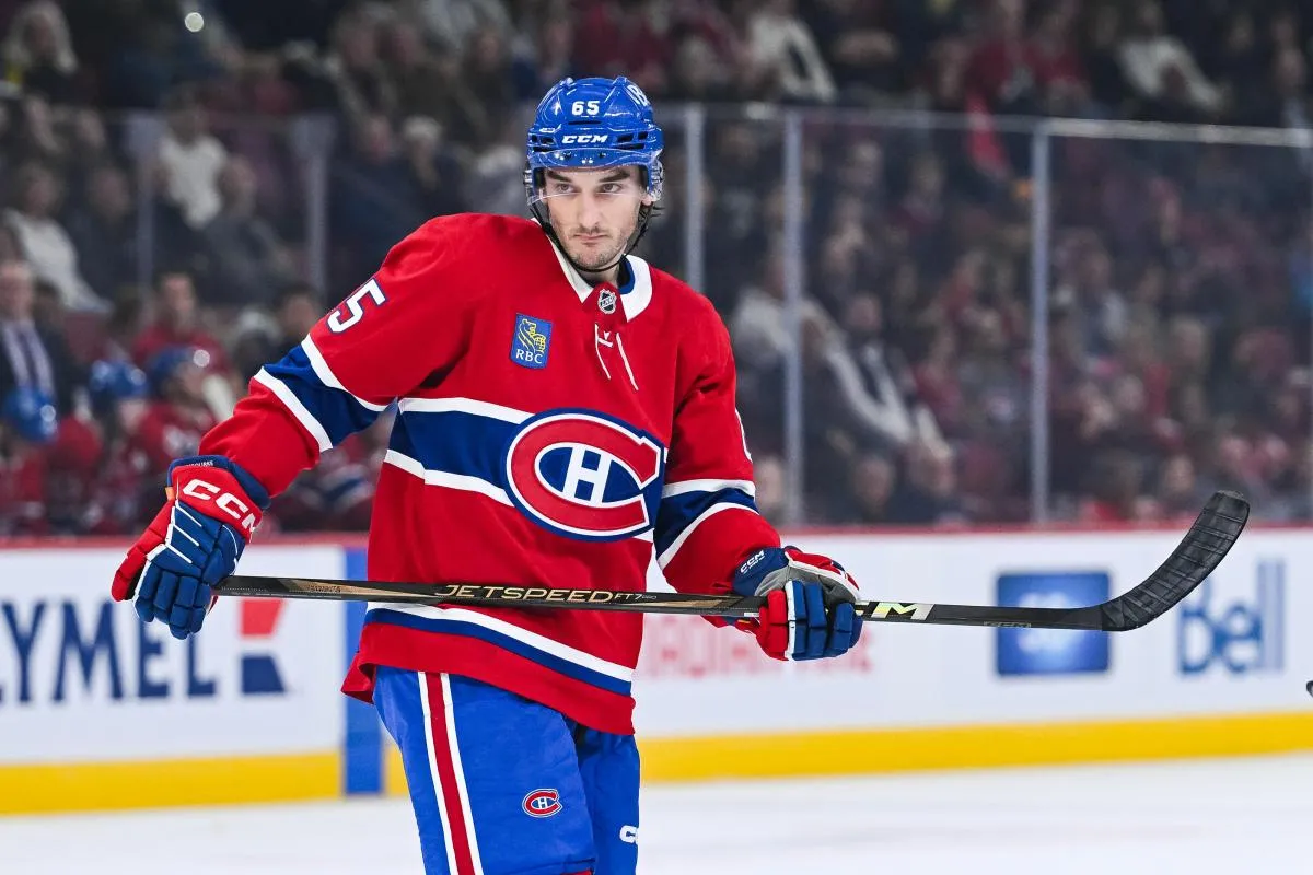 Le d&eacute;fenseur des Canadiens de Montr&eacute;al, Ryan O'Rourke (65), observe le match contre les Maple Leafs de Toronto pendant la premi&egrave;re p&eacute;riode au Centre Bell.