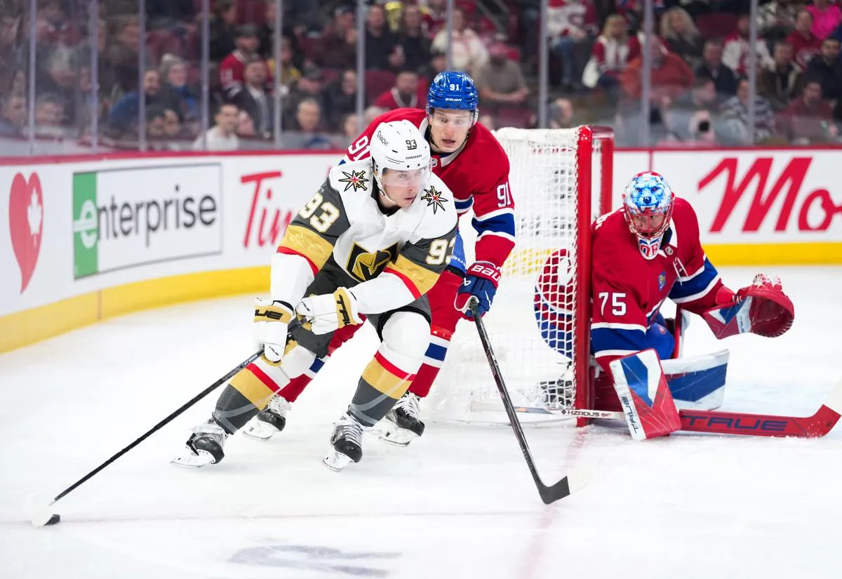 L'attaquant des Golden Knights de Vegas, Mitch Marner (93), manoeuvre le palet devant le filet du gardien des Canadiens de Montr&eacute;al, Jakub Dobes (75), tandis que son co&eacute;quipier, l'attaquant Oliver Kapanen (91), assure la d&eacute;fense au cours de la premi&egrave;re p&eacute;riode au Centre Bell.