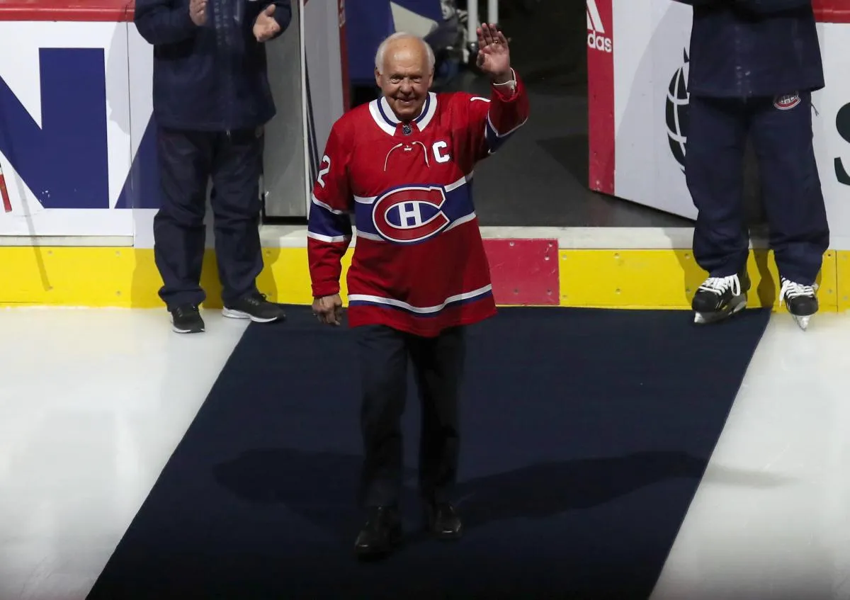 L'&eacute;quipe des Canadiens de Montr&eacute;al rend hommage &agrave; son ancien joueur Yvan Cournoyer (12) alors qu'il salue la foule avant le match contre le Minnesota Wild au Centre Bell.
