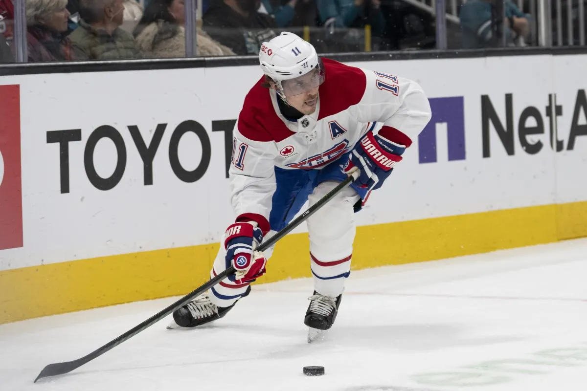 Brendan Gallagher (11), l'ailier droit des Canadiens de Montr&eacute;al, cherche &agrave; faire une passe lors de la premi&egrave;re p&eacute;riode du match contre les Sharks de San Jos&eacute; au SAP Center de San Jos&eacute;.