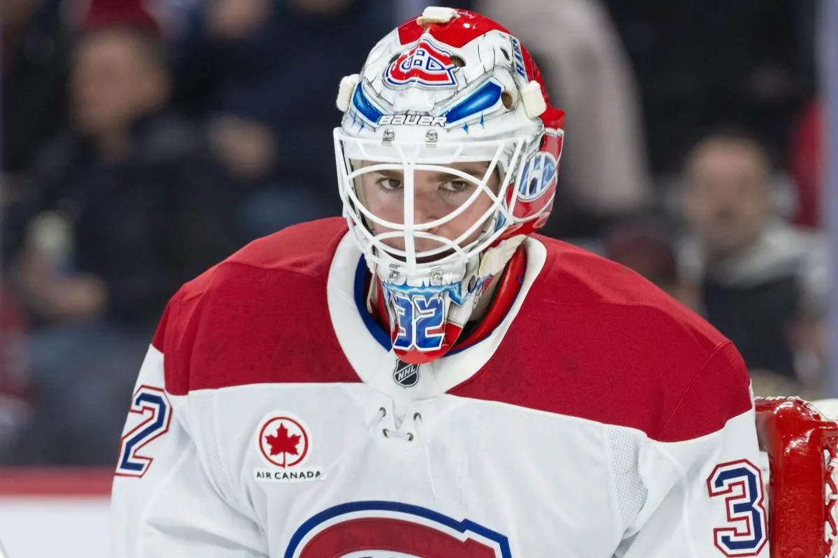 Le gardien des Canadiens de Montr&eacute;al, Jacob Fowler (32), observe la patinoire avant le d&eacute;but du match contre les S&eacute;nateurs d'Ottawa au Centre Canadian Tire.