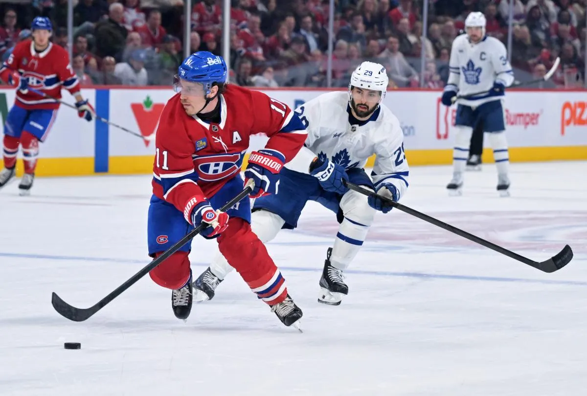 L'attaquant des Canadiens de Montr&eacute;al Brendan Gallagher (11) dispute la rondelle face &agrave; l'attaquant des Maple Leafs de Toronto Bo Groulx (29) au cours de la troisi&egrave;me p&eacute;riode au Centre Bell.