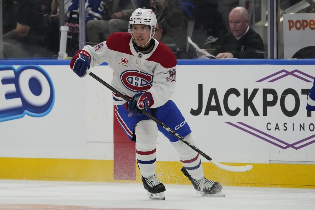 L'attaquant des Canadiens de Montr&eacute;al, Laurent Dauphin (36), affronte les Maple Leafs de Toronto lors de la deuxi&egrave;me p&eacute;riode au Scotiabank Arena.