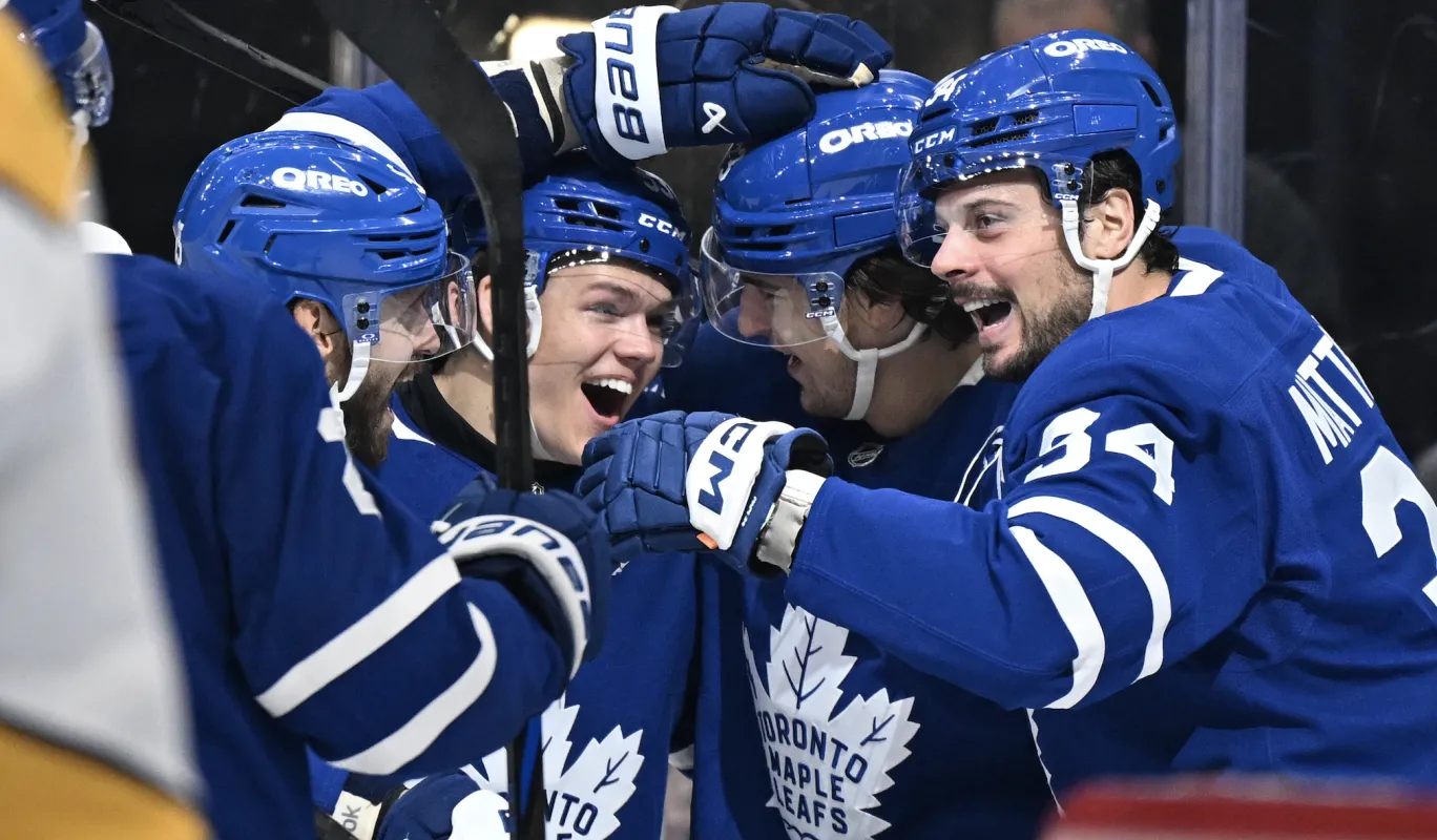 L'attaquant des Maple Leafs de Toronto, Auston Matthews (34), c&eacute;l&egrave;bre son but avec ses co&eacute;quipiers Easton Cowan (53) et Matthew Knies (23), ainsi qu'avec le d&eacute;fenseur Oliver Ekman-Larsson (95), apr&egrave;s avoir marqu&eacute; contre les Predators de Nashville au cours de la troisi&egrave;me p&eacute;riode &agrave; la Scotiabank Arena.