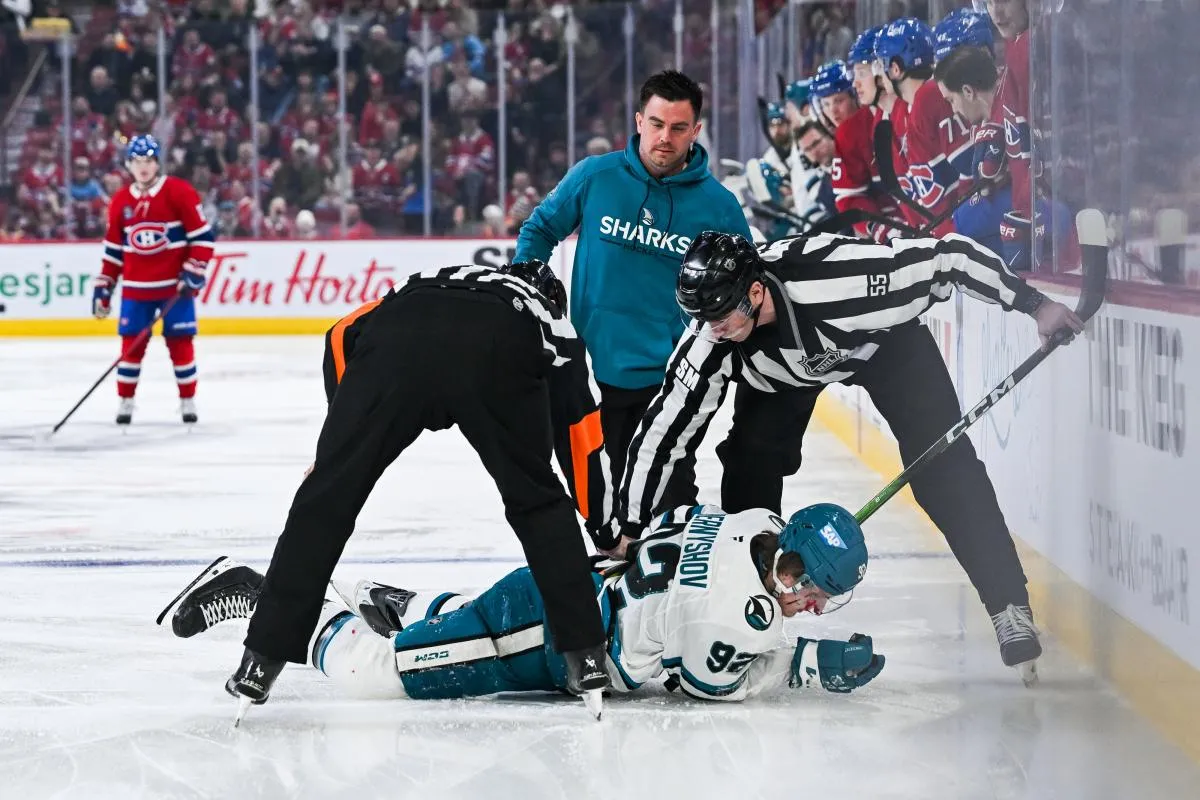 L'ailier gauche des Sharks de San Jos&eacute;, Igor Chernyshov (92), re&ccedil;oit des soins m&eacute;dicaux apr&egrave;s avoir &eacute;t&eacute; victime d'un violent choc inflig&eacute; par un joueur des Canadiens de Montr&eacute;al (non visible sur la photo) au cours de la premi&egrave;re p&eacute;riode au Centre Bell