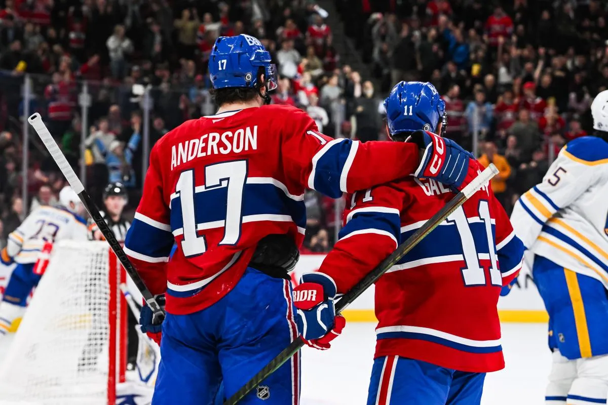Josh Anderson (17), ailier droit des Canadiens de Montr&eacute;al, c&eacute;l&egrave;bre son but avec Brendan Gallagher (11), &eacute;galement ailier droit, face aux Sabres de Buffalo au cours de la deuxi&egrave;me p&eacute;riode au Centre Bell.