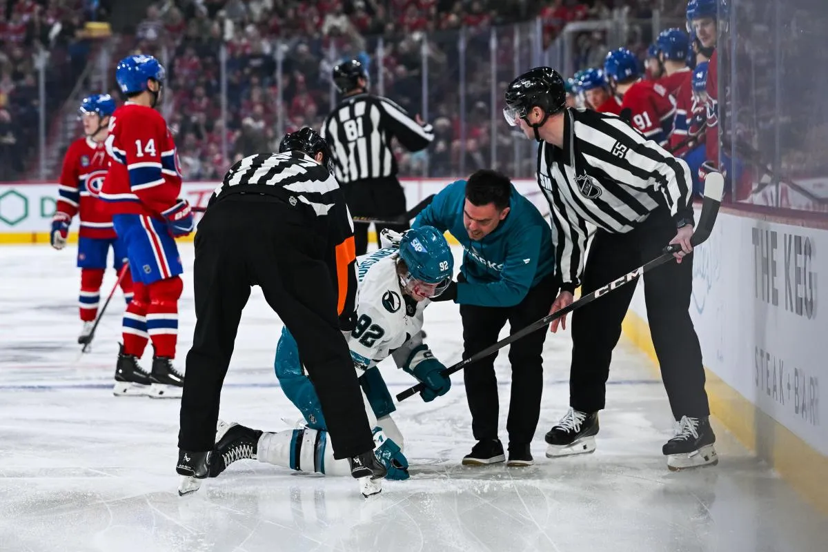 L'ailier gauche des Sharks de San Jos&eacute;, Igor Chernyshov (92), re&ccedil;oit des soins m&eacute;dicaux apr&egrave;s avoir &eacute;t&eacute; violemment percut&eacute; par un joueur des Canadiens de Montr&eacute;al (non visible sur la photo) au cours de la premi&egrave;re p&eacute;riode au Centre Bell.