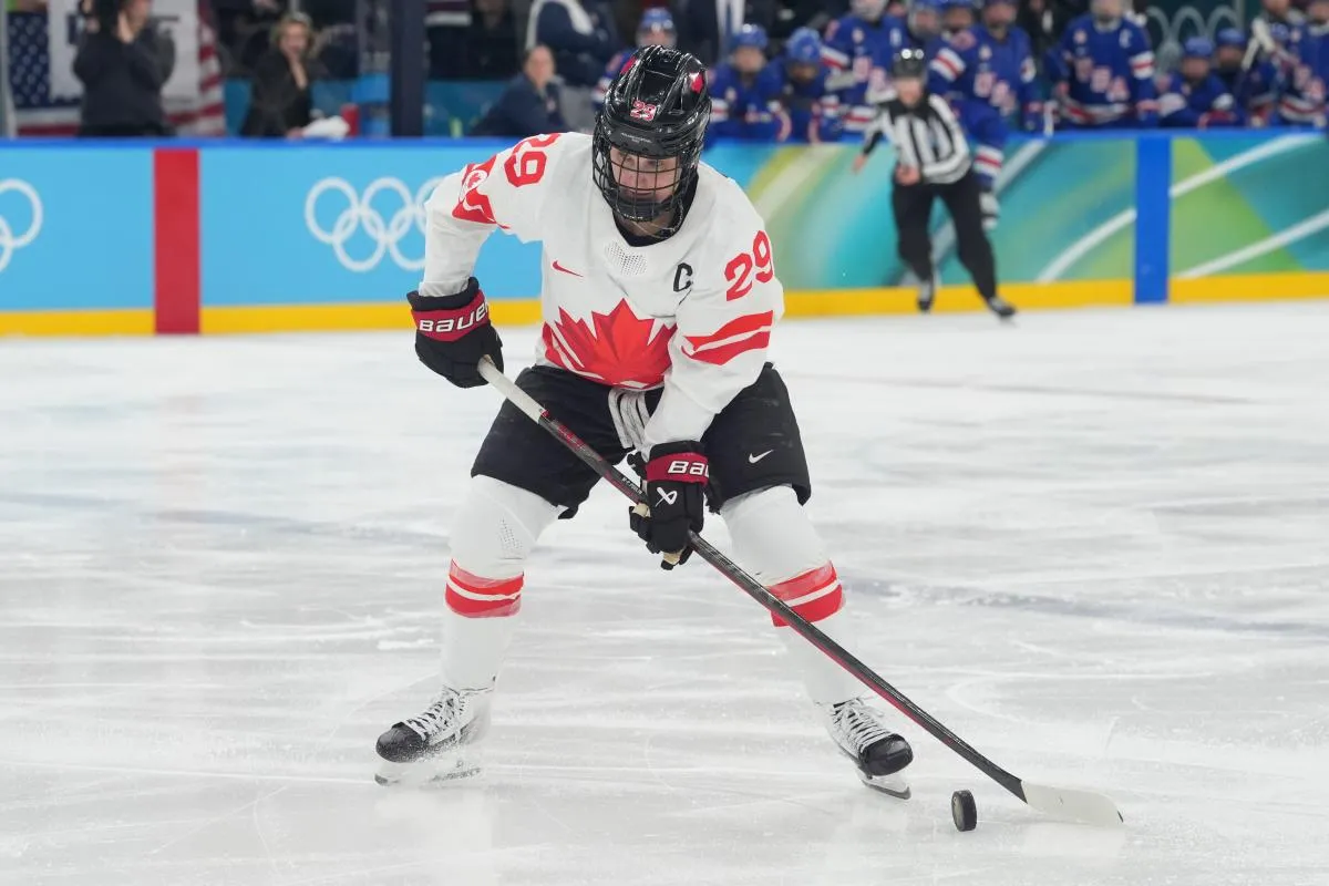 La Canadienne Marie-Philip Poulin (29 ans) contr&ocirc;le le palet face aux &Eacute;tats-Unis lors de la finale f&eacute;minine de hockey sur glace pour la m&eacute;daille d'or, dans le cadre des Jeux olympiques d'hiver Milano-Cortina 2026, &agrave; la Milano Santagiulia Ice Hockey Arena.