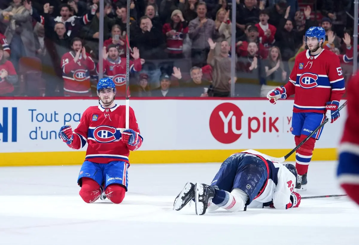 L'attaquant des Canadiens de Montr&eacute;al, Kirby Dach (77), exulte apr&egrave;s avoir marqu&eacute; un but contre les Capitals de Washington au cours de la deuxi&egrave;me p&eacute;riode au Centre Bell.