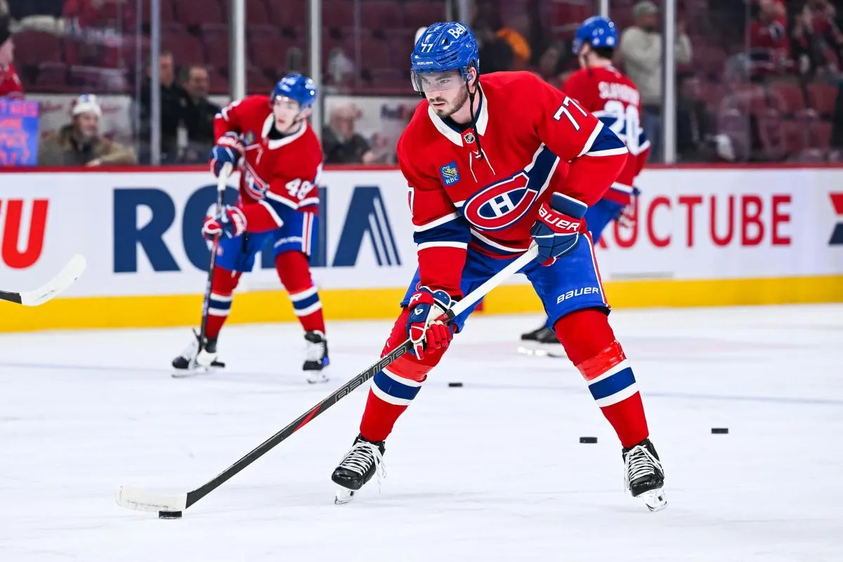 Kirby Dach (77), centre des Canadiens de Montr&eacute;al, patine avec la rondelle lors de l'&eacute;chauffement pr&eacute;c&eacute;dant le match contre les Islanders de New York au Centre Bell.