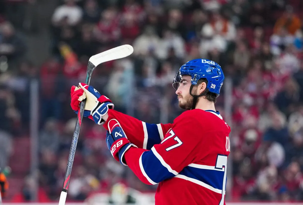 L'attaquant des Canadiens de Montr&eacute;al, Kirby Dach (77), fait son entr&eacute;e sur la glace lors de la premi&egrave;re p&eacute;riode du match contre le Wild du Minnesota au Centre Bell.