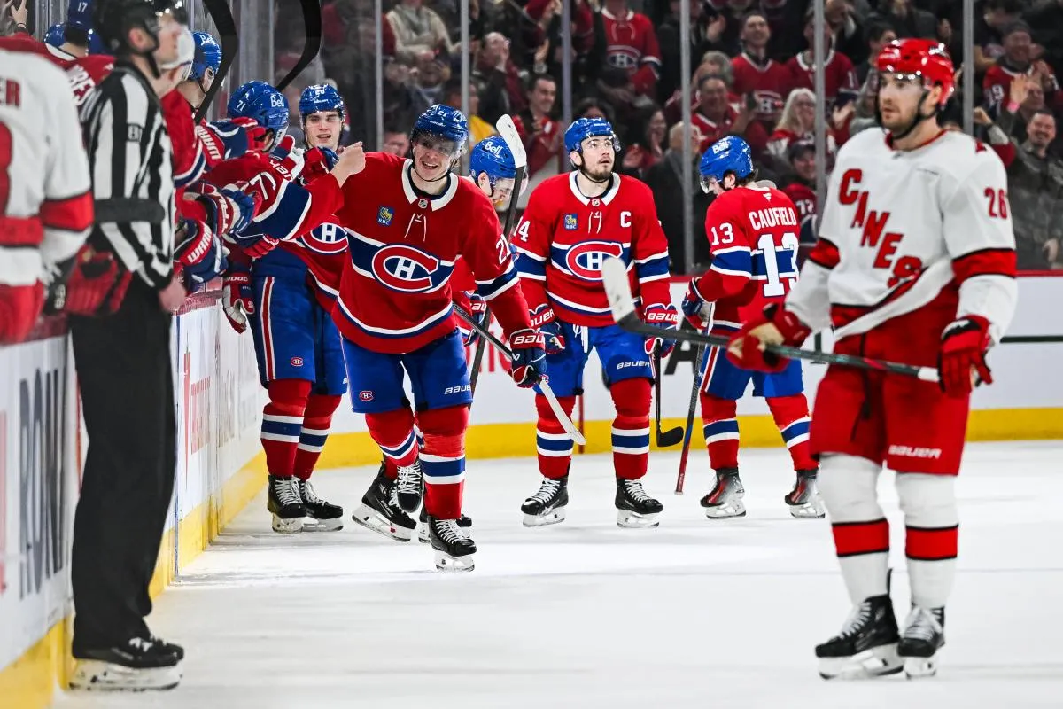 Le d&eacute;fenseur des Canadiens de Montr&eacute;al, Kaiden Guhle (21), c&eacute;l&egrave;bre avec ses co&eacute;quipiers sur le banc son deuxi&egrave;me but contre les Hurricanes de la Caroline au cours de la deuxi&egrave;me p&eacute;riode au Centre Bell.