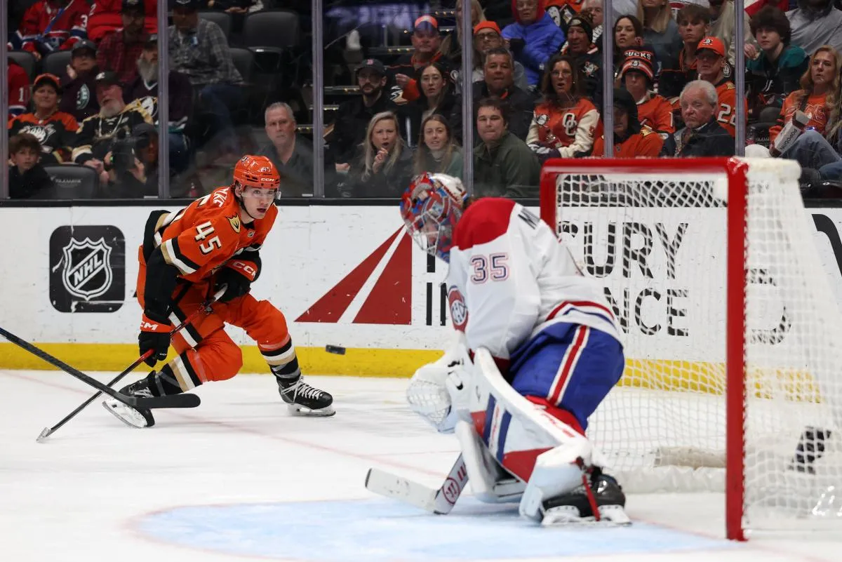 L'ailier droit des Anaheim Ducks, Beckett Sennecke (45), tire au but face au gardien des Canadiens de Montr&eacute;al, Samuel Montembeault (35), au cours de la deuxi&egrave;me p&eacute;riode au Honda Center.