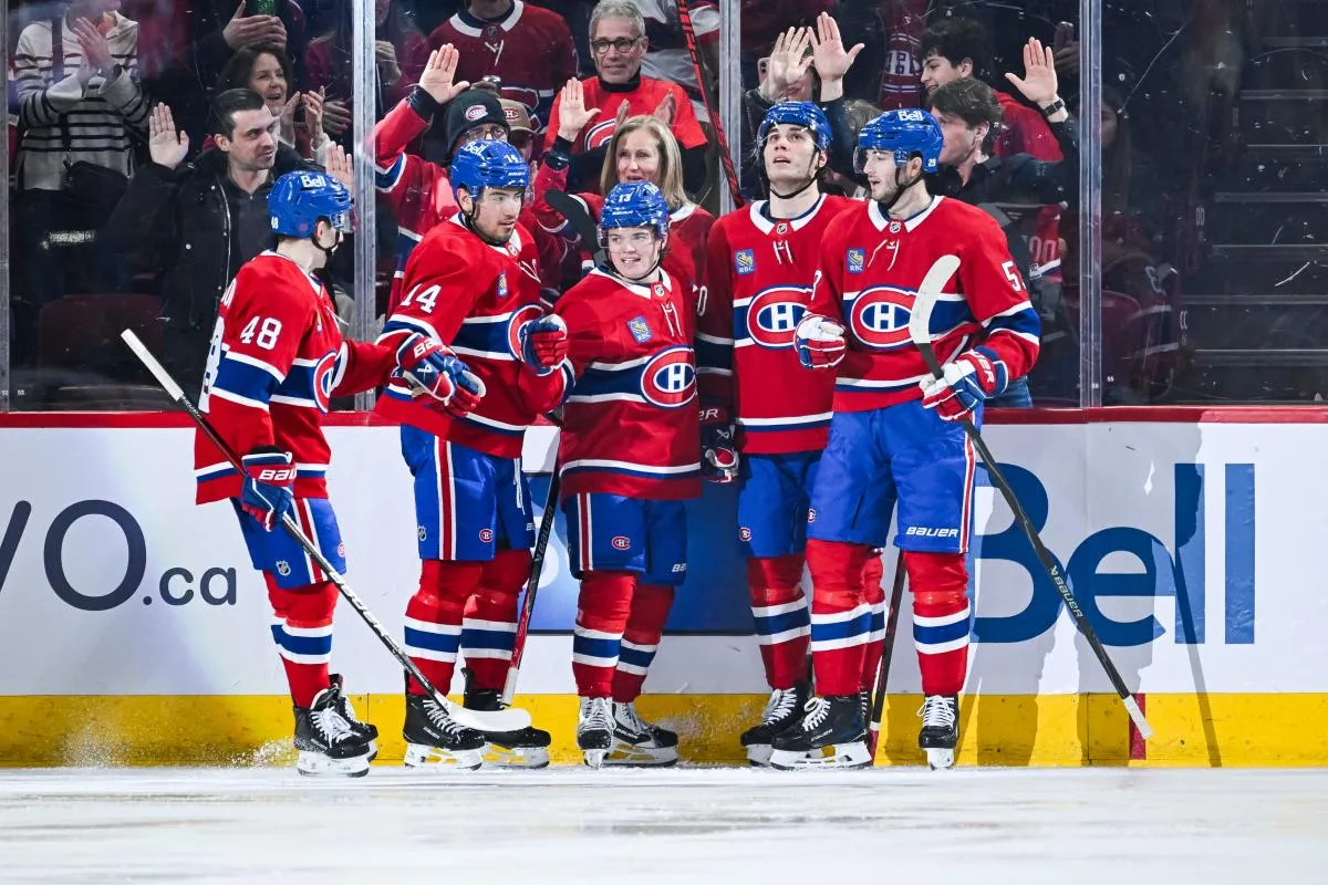 Cole Caufield (13), l'ailier droit des Canadiens de Montr&eacute;al, c&eacute;l&egrave;bre avec ses co&eacute;quipiers son but marqu&eacute; contre les Ducks d'Anaheim au cours de la deuxi&egrave;me p&eacute;riode au Centre Bell.