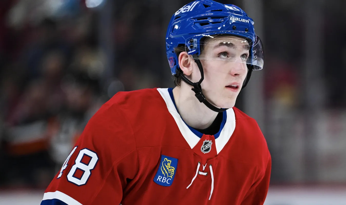 Le d&eacute;fenseur des Canadiens de Montr&eacute;al, Lane Hutson (48), l&egrave;ve les yeux vers le tableau d'affichage lors du match contre les Red Wings de D&eacute;troit, au cours de la deuxi&egrave;me p&eacute;riode, au Centre Bell.