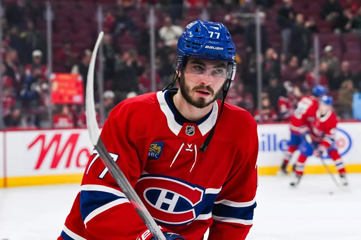 Kirby Dach (77), centre des Canadiens de Montr&eacute;al, observe l'&eacute;chauffement avant le match contre les Stars de Dallas au Centre Bell.