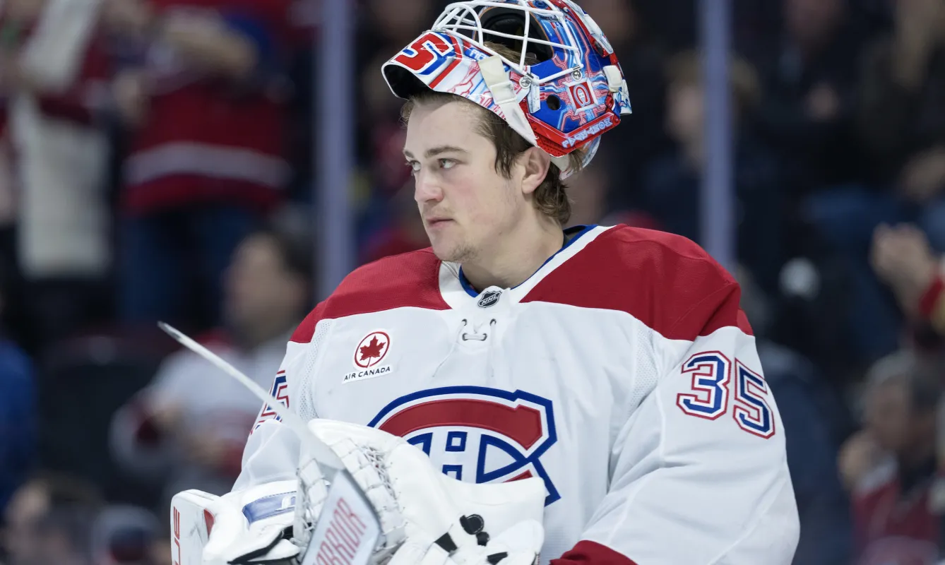 Le gardien des Canadiens de Montr&eacute;al, Samuel Montembeault (35), scrute la glace pendant une pause au cours de la premi&egrave;re p&eacute;riode du match contre les S&eacute;nateurs d'Ottawa au Canadian Tire Centre.